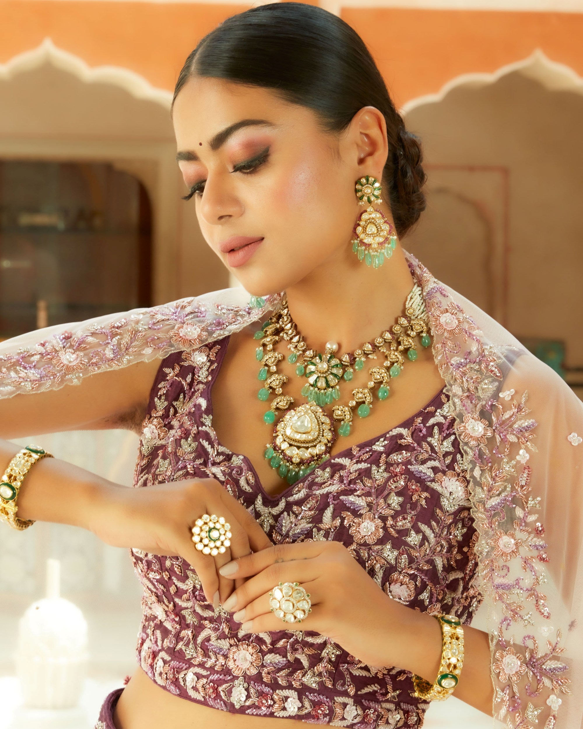 How to Colour Contrast Jewellery With Bridal Outfit in Hindi| ब्राइडल लहंगे  के साथ कैसी ज्वेलरी पहनें| Lehenge Ke Saath Kaisi Jewellery Pehne | how to  colour contrast jewellery with bridal outfit